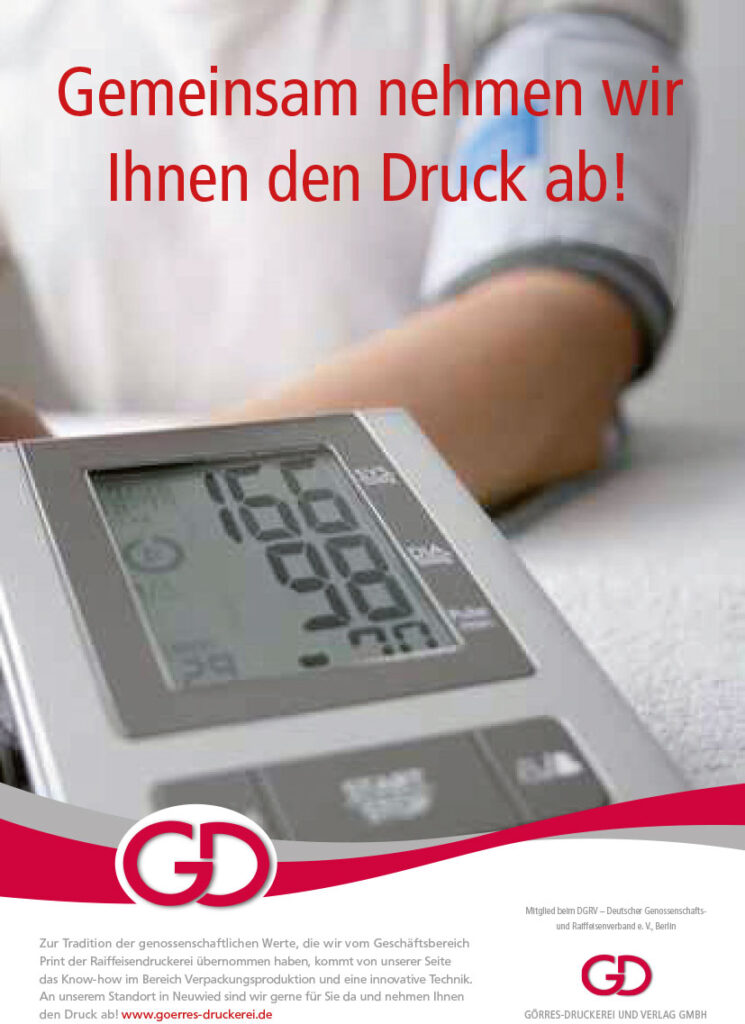 Blutdruck wird bei einer Person gemessen und darüber steht der Titel Gemeinsam nehmen wir Ihnen den Druck ab. Werbung für eine Druckerei