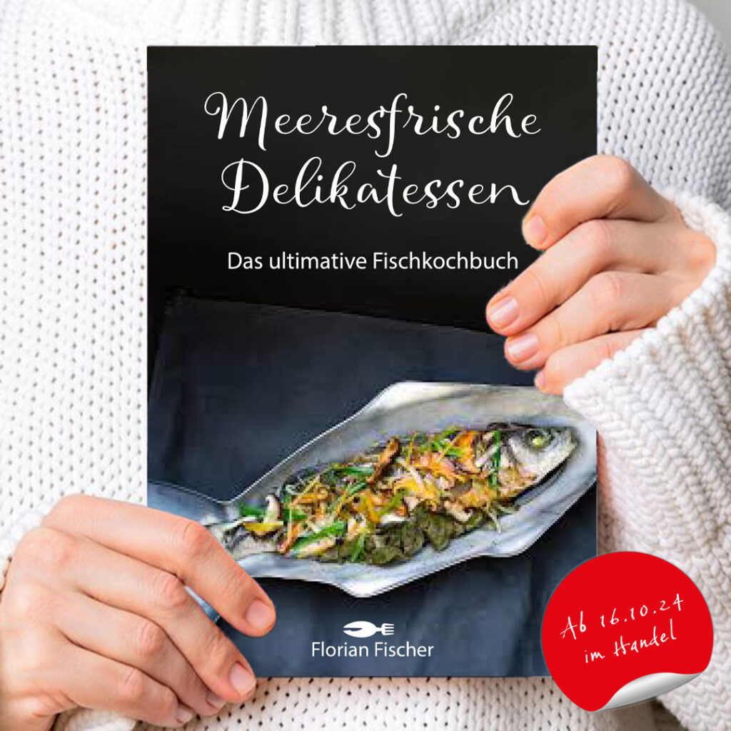 Männerhände halten ein Buch in die Kamera auf dem Meeresfrische Delikatessen steht