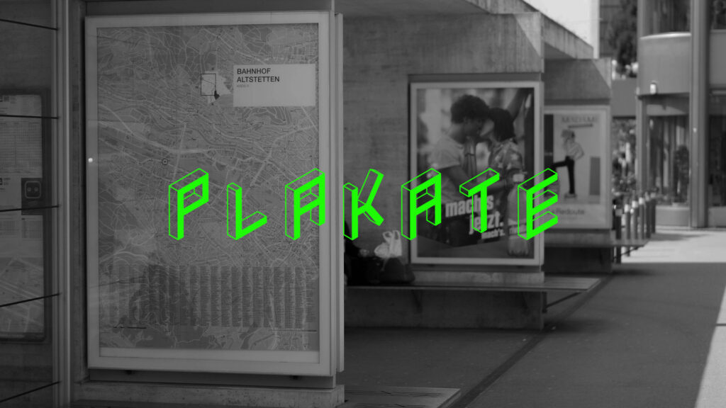 Schriftzug Plakate in Grün im Hintergrund ist in Schwarz Weiß die Anzeige auf mehreren Plakattafeln zu sehen