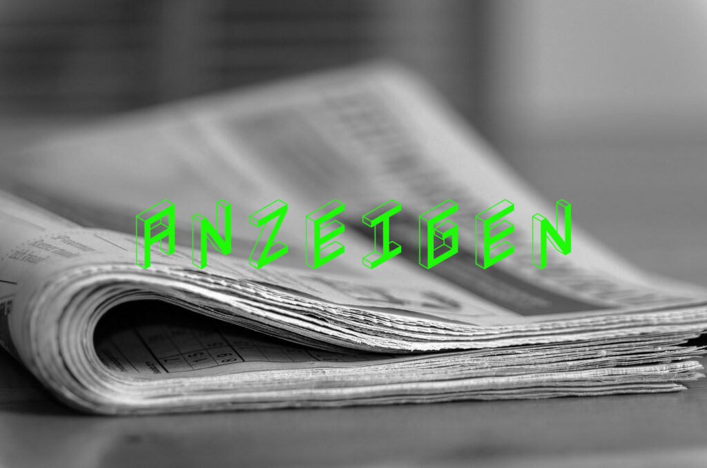 Schriftzug Anzeigen in Grün im Hintergrund ist in Schwarz Weiß eine gefaltete Zeitung zu sehen