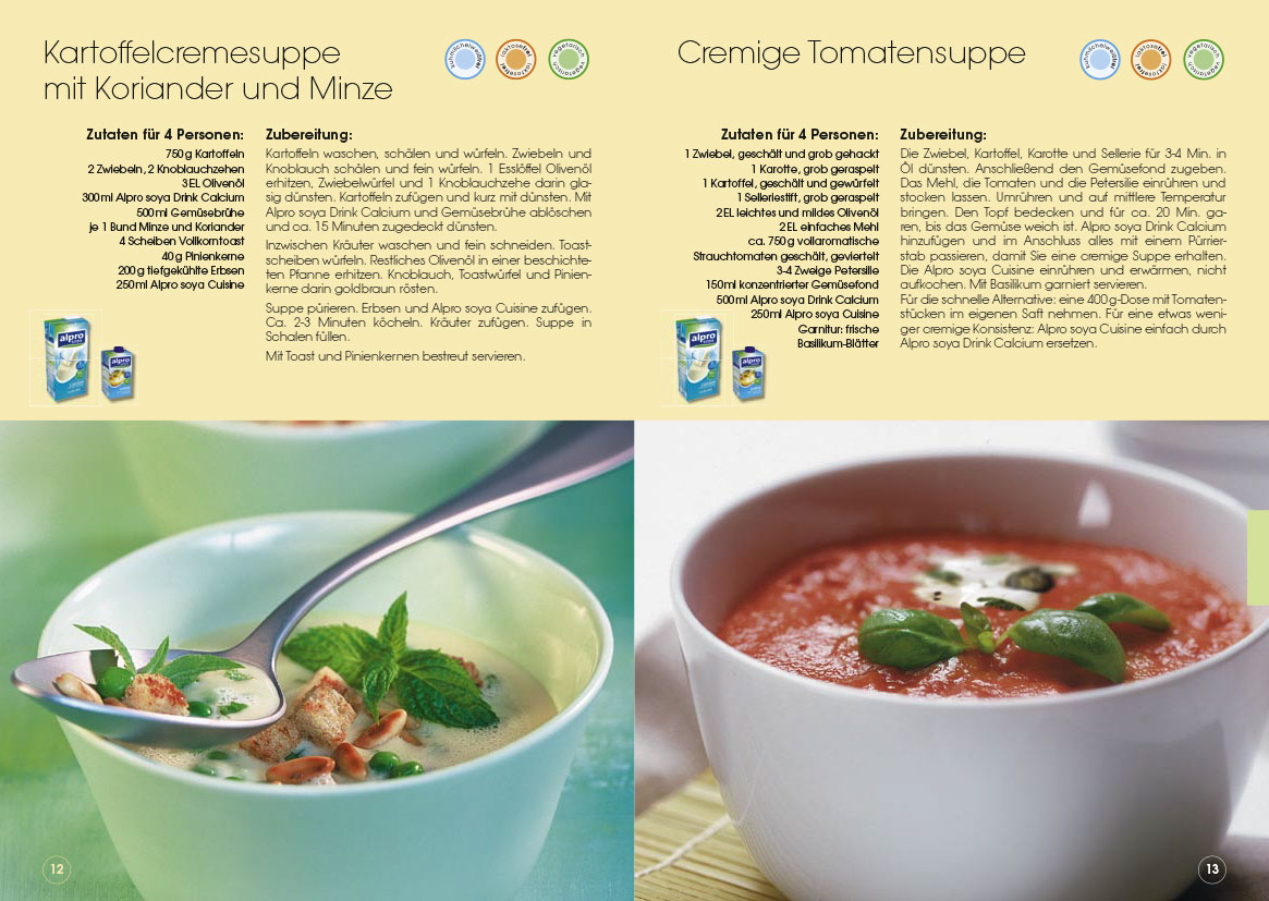 Referenzseite in hellem Gelbton der Rezeptbroschüre mit zwei Suppen-Rezepten. Die Doppelseite zeigt links das detaillierte Rezept für die 'Kartoffel-Käsesuppe mit Koriander und Minze' und rechts die 'Cremige Tomatensuppe'. Beide Rezepte sind jeweils mit einem hochwertigen, appetitlichen Foto der Suppe in einer weißen Schale oder Tasse illustriert, wobei Lesbarkeit und Kontrast in den Textblöcken beachtet wurden.