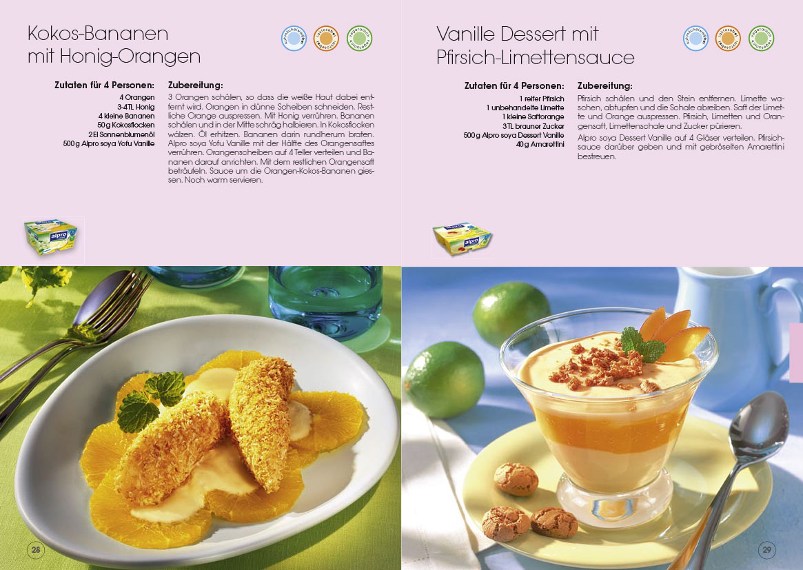 Referenzseite der Rezeptbroschüre mit zwei Dessert-Rezepten. Die Doppelseite zeigt links das Rezept für 'Kekos-Bällchen mit König-Orange' und rechts das 'Vanille Dessert mit Pfirsich-Limetten-Sauce'. Beide Rezepte sind mit hochwertigen, farbenfrohen Fotos der angerichteten Desserts illustriert, wobei die Texte klar strukturiert und gut lesbar sind.