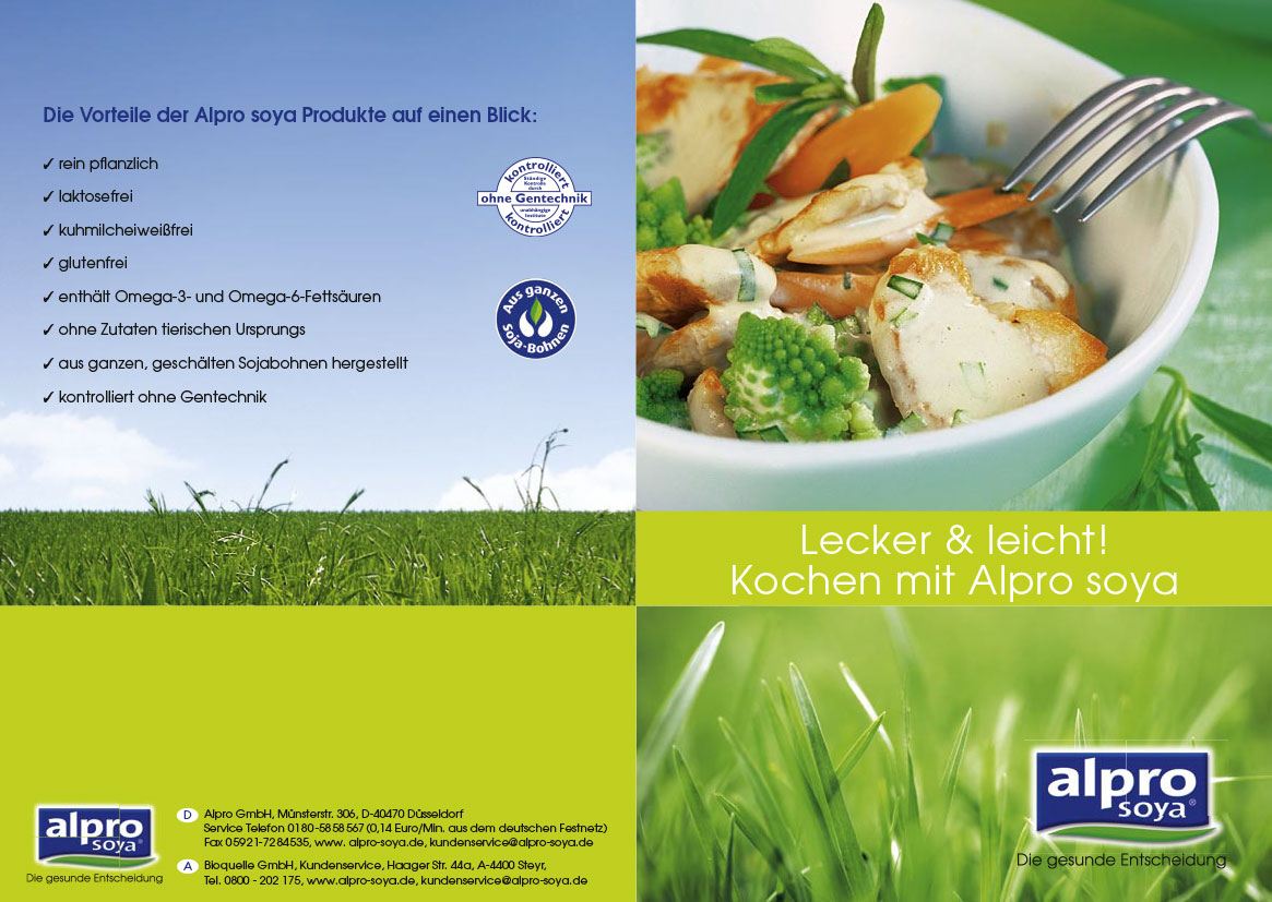 Referenzseite der Rezeptbroschüre, die das Produkt und die Vorteile vorstellt. Die Doppelseite ist in zwei helle Hälften (Weiß und Hellgrün) geteilt. Links befindet sich eine Aufzählung der 'Vorteile der Alpro soya Produkte auf einen Blick' inklusive des Logos. Rechts ist eine appetitliche Schale mit zubereitetem Essen zu sehen und die Überschrift 'Lecker & leicht! Kochen mit Alpro soya'.