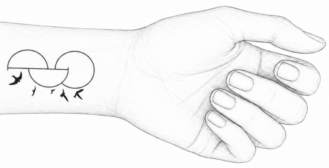 Bleistiftskizze einer geöffneten Hand mit Unterarm. Auf der Innenseite des Handgelenks befindet sich ein minimalistisches Tattoo aus drei verbundenen Kreis- und Halbkreisformen sowie mehreren fliegenden Vögeln. Die Kreise symbolisieren Organspende.